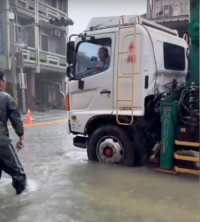 🚨【Large Truck Causes Disaster】Refrigerator Toppled by Water, Elderly Man Needs 22 Stitches! The Terrible Consequences of Large Vehicles Driving Through Flooded Sections